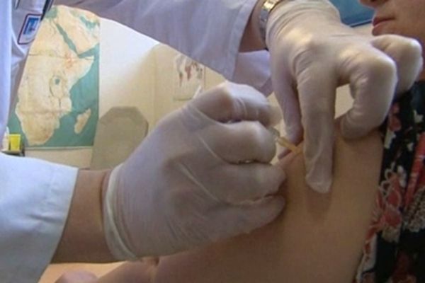 Une personne en train de recevoir un vaccin.