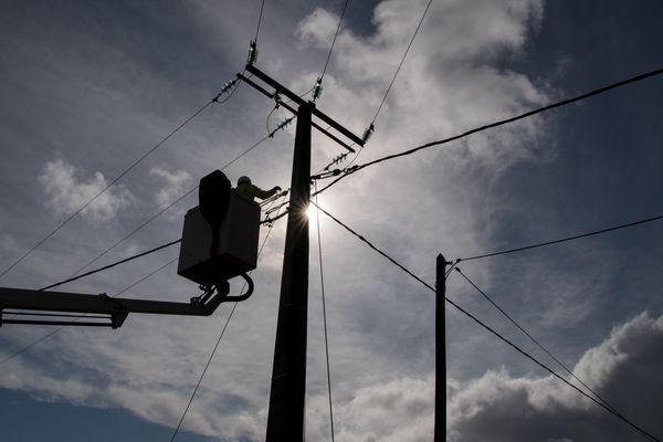 1 200 techniciens interviennent ce dimanche matin 4 octobre pour rétablir l'électricité en Bretagne. Suite aux rafales de vent de la tempête Alex, 6 000 foyers sont encore sans courant. 