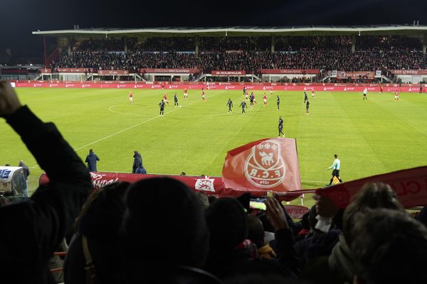 Lors d’un match historique pour le football, le FC Rouen s’est imposé face au QRM dans une ambiance bouillante, des milliers de supporters ont été portés par l’enjeu de la rencontre.