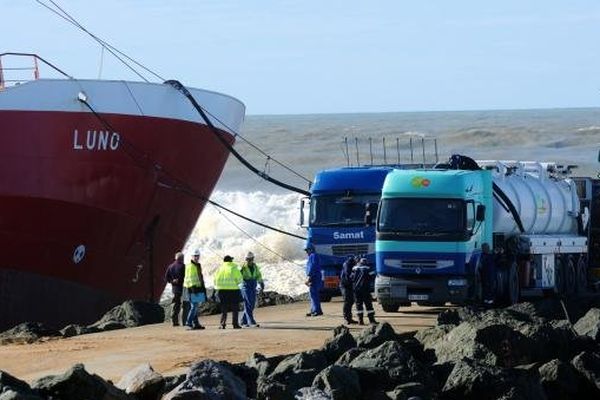 Opérations de pompage du carburant de l'épave du cargo espagnol, qui s'est échoué à Anglet (Pyrénées-Atlantiques), le 7 février 2014. GAIZKA IROZ / AFP