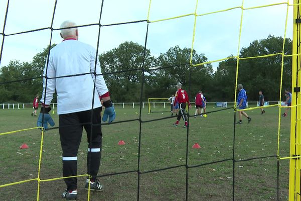 Le football en marchant se joue à cinq ou à six sur un terrain réduit. Interdiction de courir !