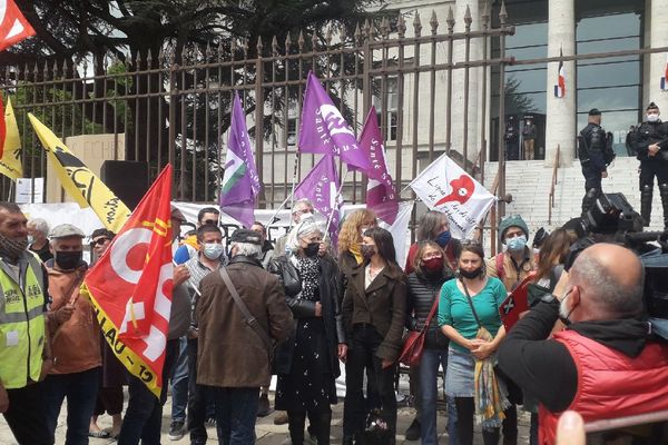 Les 24 prévenus avaient appelé à se rassembler devant le tribunal de Rodez, avant l'audience à 14 heures ce mardi 4 mai 2021.