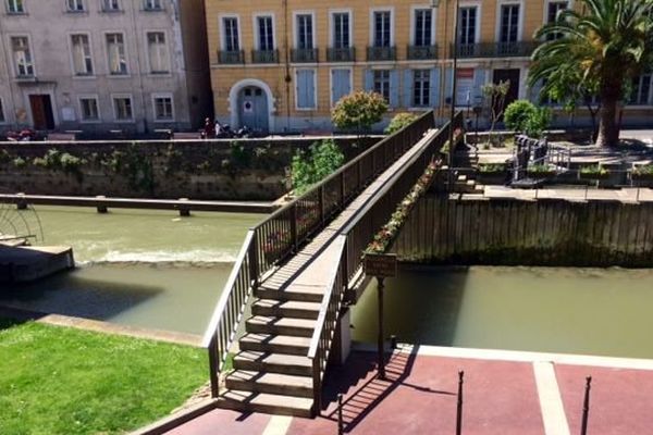 La passerelle d'où le corps a été découvert à Narbonne