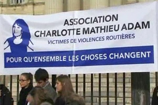 L'Association Charlotte Mathieu Adam manifeste devant le palais de justice de Montpellier - 2015