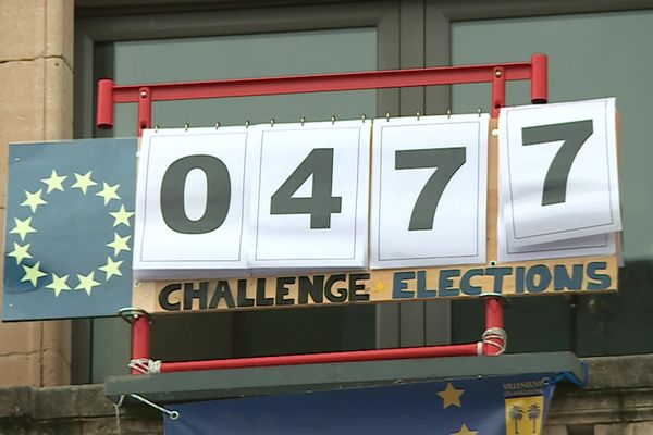Un compteur sur la façade de la mairie affiche le nombre de villageois qui s'engagent à partiicper aux élections européennes.
