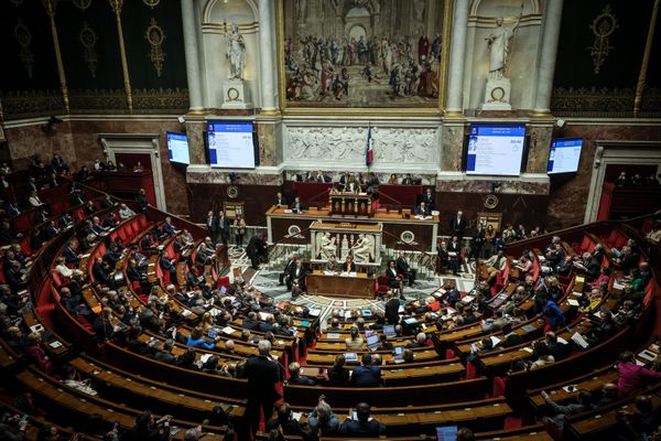 Le vote de la motion de censure doit atteindre une majorité de 288 voix (2 sièges sur 577 sont vacants à l’Assemblée)