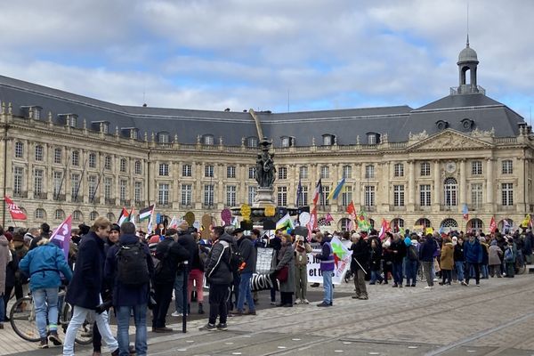 Beaucoup de monde à Bordeaux, la place de la Bourse pour ce rassemblement à l'appel de 200 personnalités.