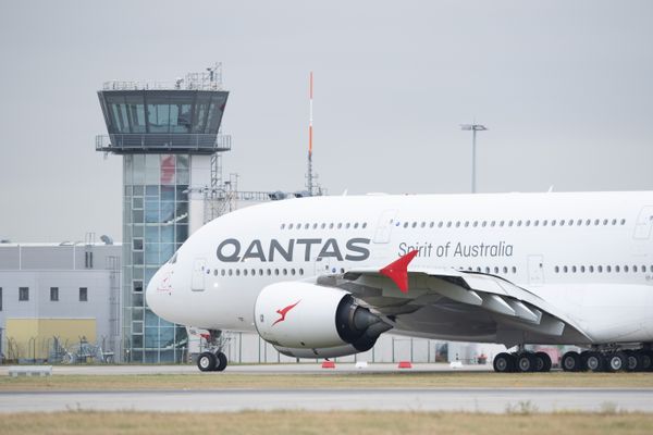 Airbus A380 de Qantas stationné à l'aéroport de Dresden en Allemagne - novembre 2021