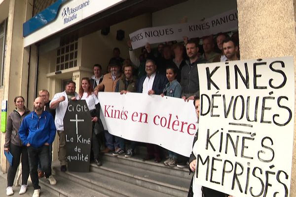 Délégation de kinésithérapeutes devant la CPAM de Valenciennes.