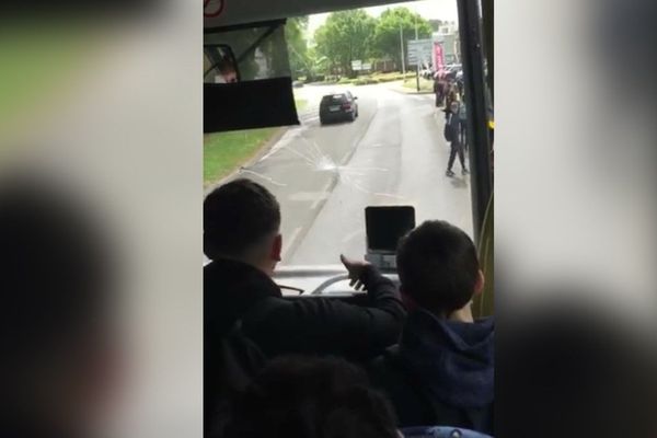 Image faite dans le bus juste après l'incident. On peut voir l'impact de deux élèves sur le pare-brise et les collégiens qui sont descendus sur le côté droit.