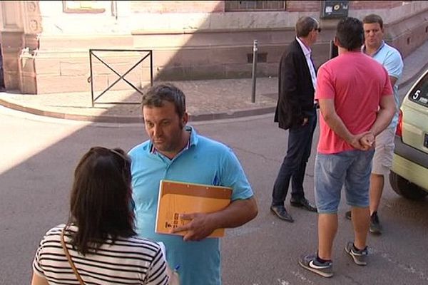 Les forains devant la Préfecture avant la réunion