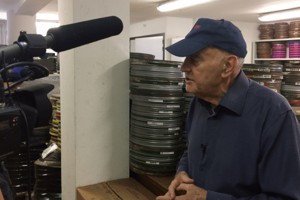 Rémy Julienne, l'homme à la casquette, devant ses archives