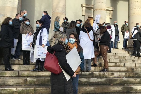 Les salariés d'Eolane devant le tribunal de commerce de Chalon-sur-Saône ce jeudi 19 novembre