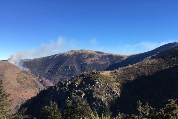 Le feu a pris au-dessus du village de Illier-la Ramade, dans la vallée de Vicdessos. 