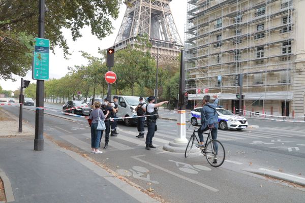 Après l'évacuation de la Tour Eiffel, un large périmètre de sécurité a été établi et des barrages policiers ont été installés aux abords du quai Branly.