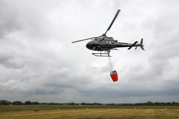 Un hélicoptère bombardier d'eau et une cinquantaine de pompiers ont été mobilisés pour maîtriser l'incendie au dessus de Mérens-les-Vals en Ariège. Le feu s'est déclaré le mercredi 7 février 2024.