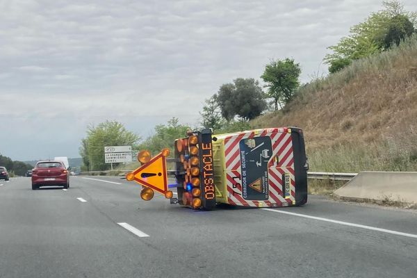 Sur l'A9 ce samedi 22 avril 2023, un fourgon d'intervention renversé sur le bas-côté.