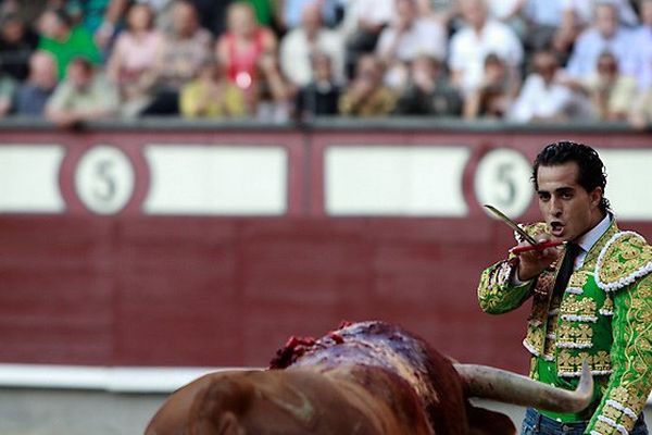 Le matador a repris connaissance à l'hôpital et bougeait les jambes, un signe rassurant pour les médecins.