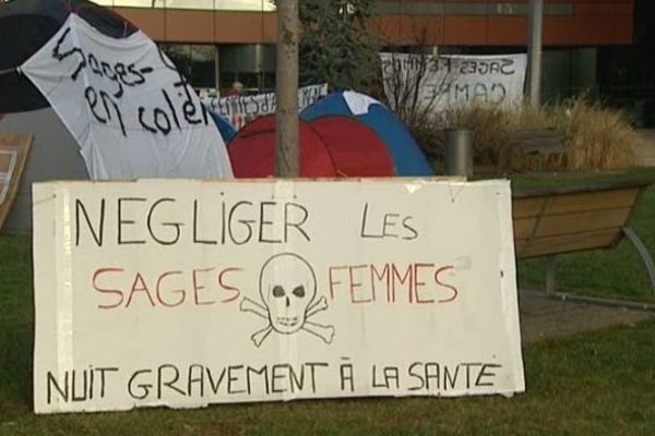 En grève depuis deux mois, les sages femmes veulent maintenir la pression sur le Ministère de la Santé. Le Collectif du mouvement souhaite un statut médical leur permettant d'être plus autonomes, sur le modèle des praticiens hospitaliers.