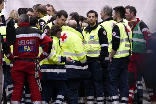 Les secours belges, le 22 mars 2016 aux abords de la station de métro Maelbeek à Bruxelles, où 16 personnes ont été tuées et des dizaines d'autres blessées.