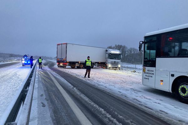 Un camion en portefeuille sur la RN57, à la hauteur d'Echenoz-le-Sec.