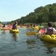 Dans le cadre d’un stage avec la base de loisirs de Loire Forez, des jeunes descendent la Loire en canoë-kayak.