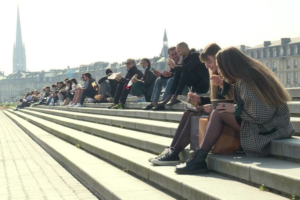 À Bordeaux, les marches du miroir d'eau sont plébiscitées pour la pause déjeuner. 