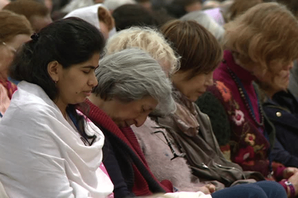 Des séances de méditation collective.