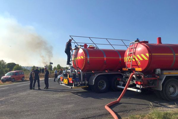 Salses-le-Château (Pyrénées-Orientales) - les camions citernes du SDIS 66 sont positionnés pour le ravitaillement - 20 août 2021.