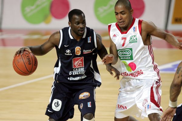 Le basketteur messin Loïc Akono, à gauche de l'image, a été victime de propos racistes le 29 janvier 2023, lors d'un match à Charleville-Mézières.