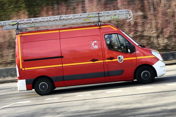 Un homme de 73 ans a été percuté par une voiture dans le centre-ville d'Alès dans le Gard. les secours sont sur place. Ils tentent de le réanimer.