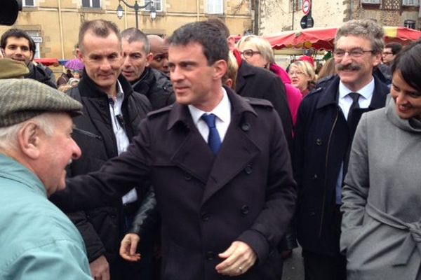 Manuel Valls au marché des Lices à Rennes en campagne pour les élections départementales - 28/02/2015
