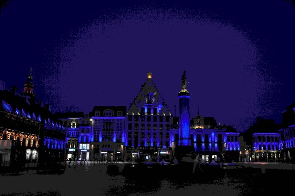 Hommage aux soignants, la Grand-Place de Lille s’éclaire de bleu chaque soir à partir de 20 heures