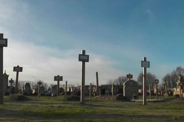 De simples croix de bois pour les migrants au cimetière Nord de Calais (image tirée du film de Yolande Moreau "Nulle part en France" - Arte reportage)