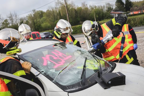 Une automobiliste a été très grièvement blessée dans un accident de la route dans le Gers. Une remorque s'est détachée d'un fourgon et est venue percuter sa voiture.