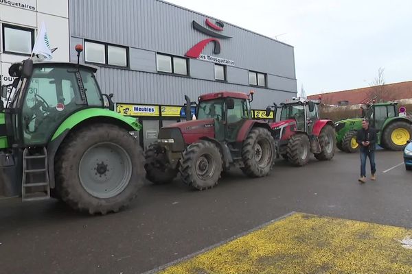 Une vingtaine d'agriculteurs se sont rendus dans l'Intermarché de Calais pour une action coup de poing.