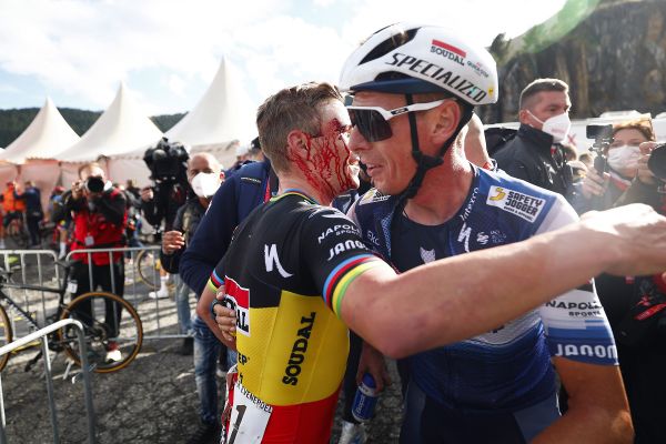 Vainqueur de la troisième étape de la Vuelta, à Arinsal (Andorre), le cycliste belge Remco Evenepoel a fini le visage couvert de sang.