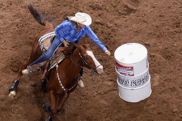 Le Barrel Racing est une discipline d'équitation Western que l'on pourra retrouver en démonstration au Salon du Cheval de Toulouse