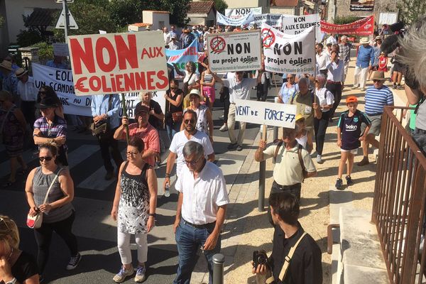 Près de 500 manifestants ont défilé dans les rues de Saint-Aulaye-Puymangou pour dire leur opposition aux projets éoliens. 