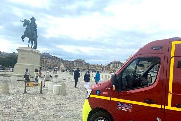 Le véhicule des sapeurs-pompiers de l'Hérault stationné juste devant le château de Versailles - août 2024.