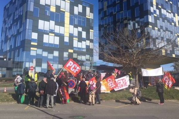 Des salariés de l'entreprise Rougié de Sarlat manifestent devant le siège d'Euralis à Pau en 2018