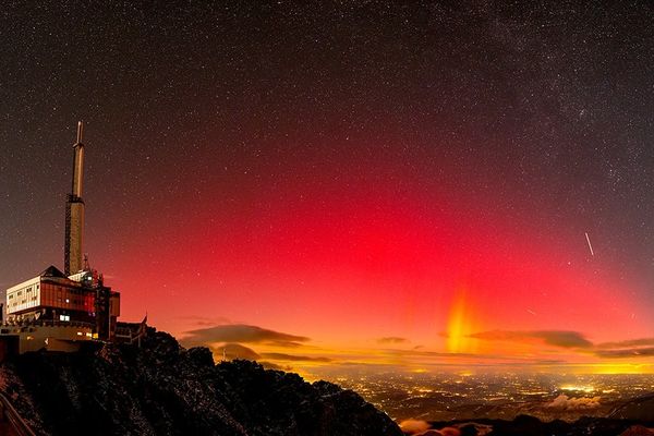 De magnifiques aurores boréales ont illuminé le ciel de notre région, comme ici au Pic du Midi.