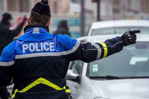 A Villeneuve-la-Garenne (Hauts-de-Seine), un policier à fait feu sur un conducteur qui tentait de prendre la fuite lors d'un contrôle routier. 