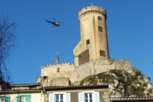 Un hélicoptère a commencé ses rotations au-dessus du chantier de sécurisation du château de Foix