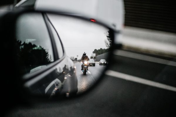 les règles changent pour les motos : fini la circulation inter-files pour les véhicules deux roues motorisées à compter du premier janvier 2025.