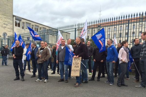 Environ cinquante policiers se sont rassemblés à Angoulême devant la Cité Administrative.