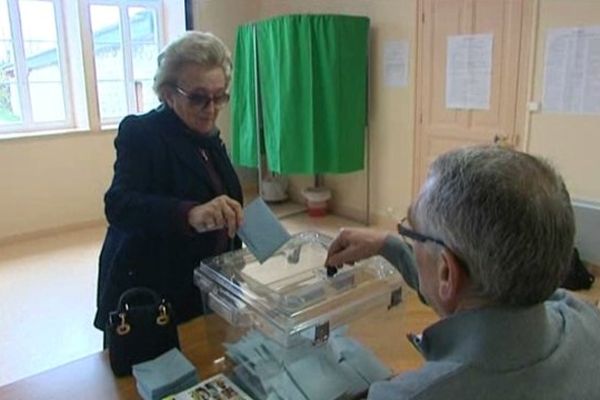 Bernadette Chirac a voté à 13 H 15