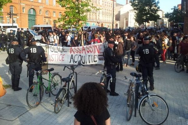 La manifestation a eu lieu devant le palais de justice