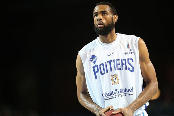 Anthony Dobbins, meilleur défenseur de proA de la saison 2012-2013 quitte Potiers pour Dijon