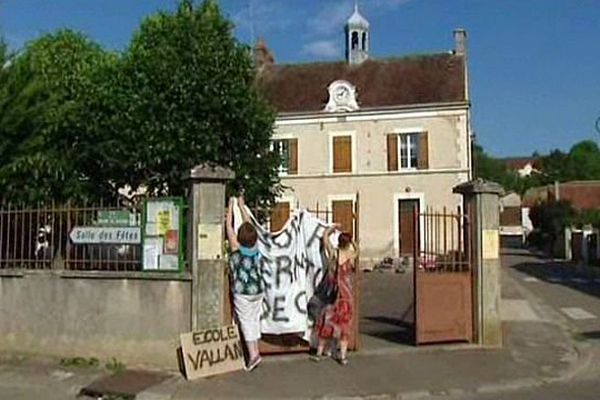 Les parents d'élèves de Vallan, dans l'Yonne, se battent pour conserver les deux classes de maternelle de leur village.